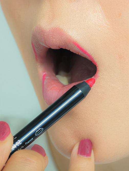 嘴部不对称？3步唇部化妆技巧来补救