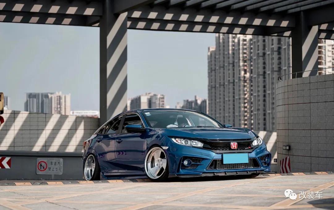 十代思域樱花粉低趴姿态,十代思域炫动蓝低趴姿态