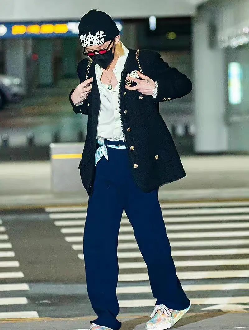 权志龙被包围拍照,权志龙机场被粉丝围堵