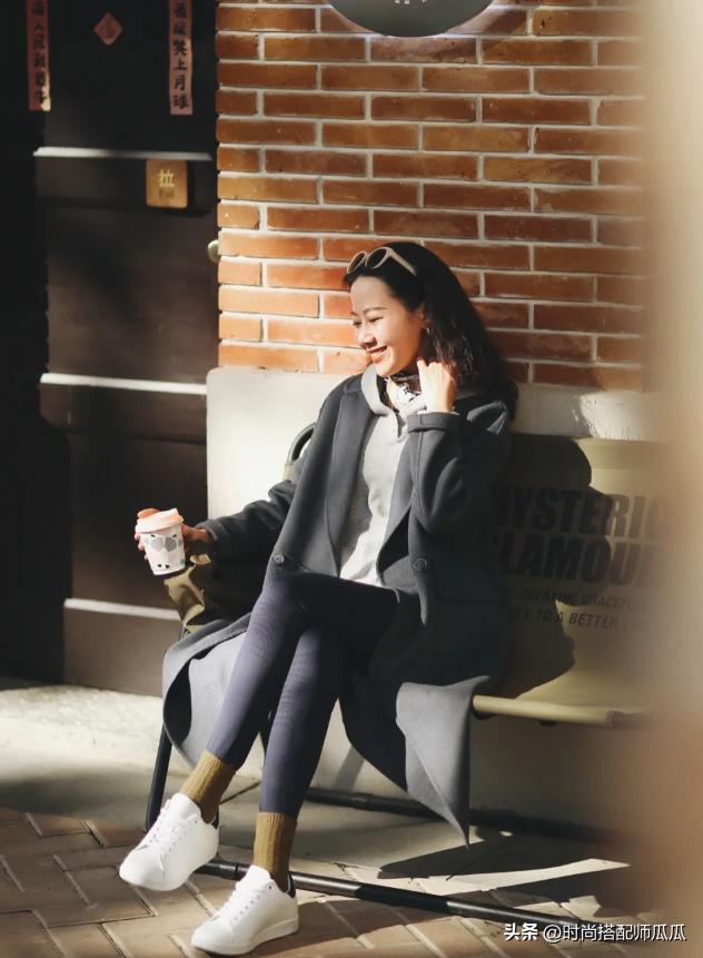 女人不管多懒，穿打*裤底**也别配运动鞋！瞧潮人这样穿，多时髦高级