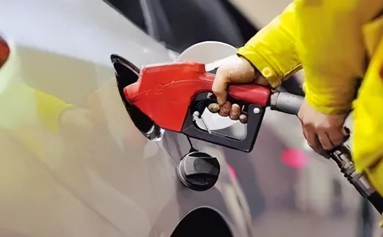 开车油表灯亮了还能开多远,油表亮灯还能开车吗