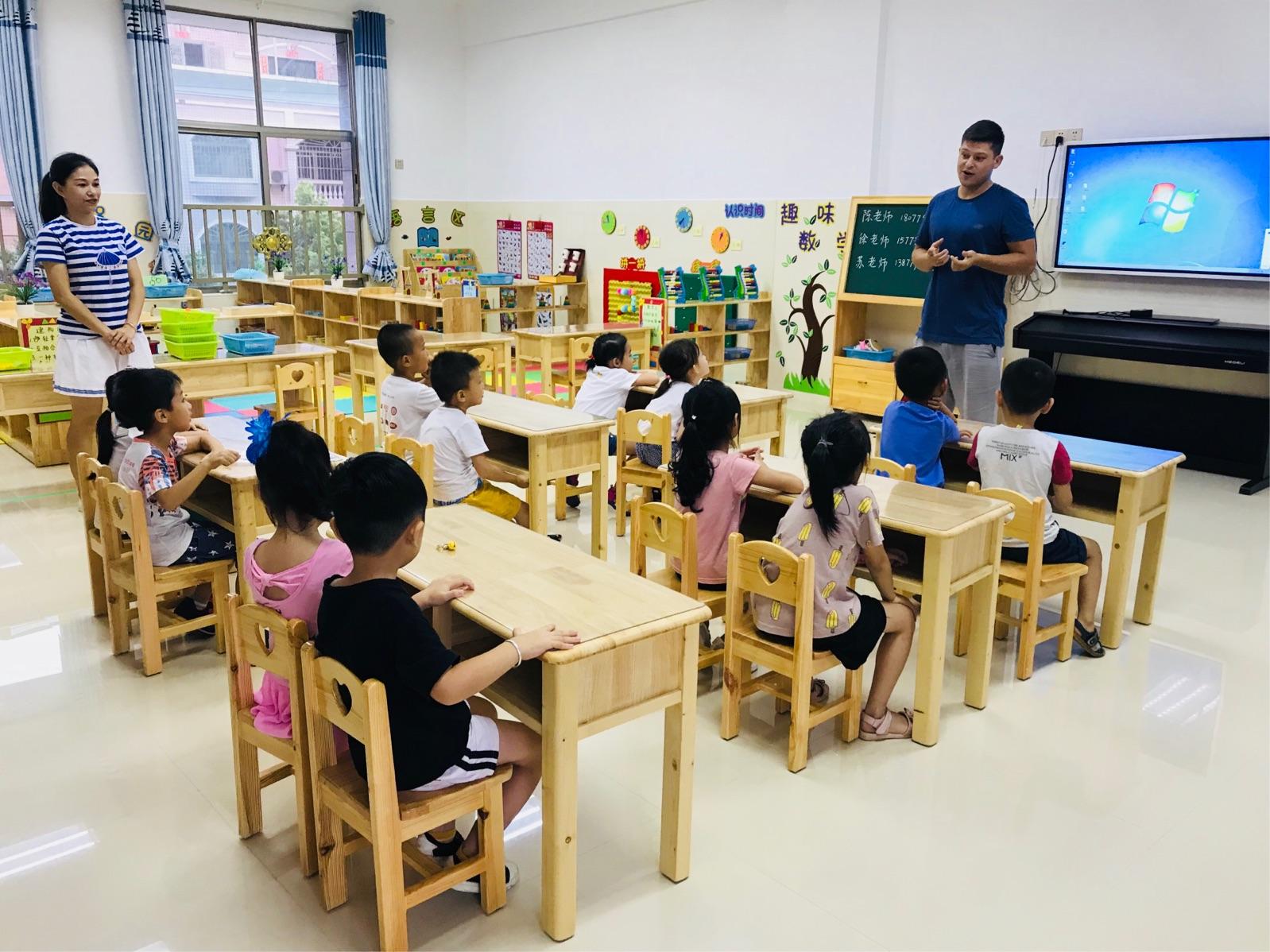 幼儿园学生家长明着“抢衣服”？因撞衫把名牌换山寨，吃相太难看