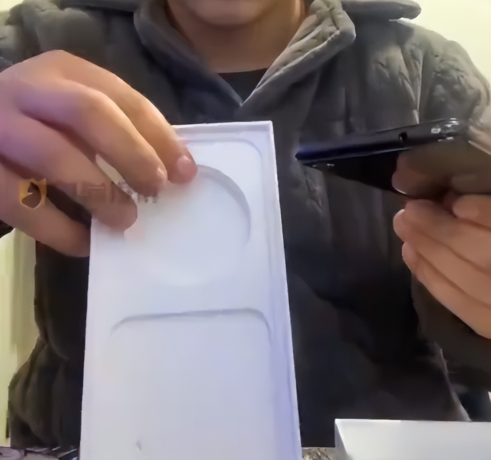 无语男子网购iP14开箱竟是iQOO商家赔50优惠券被拒