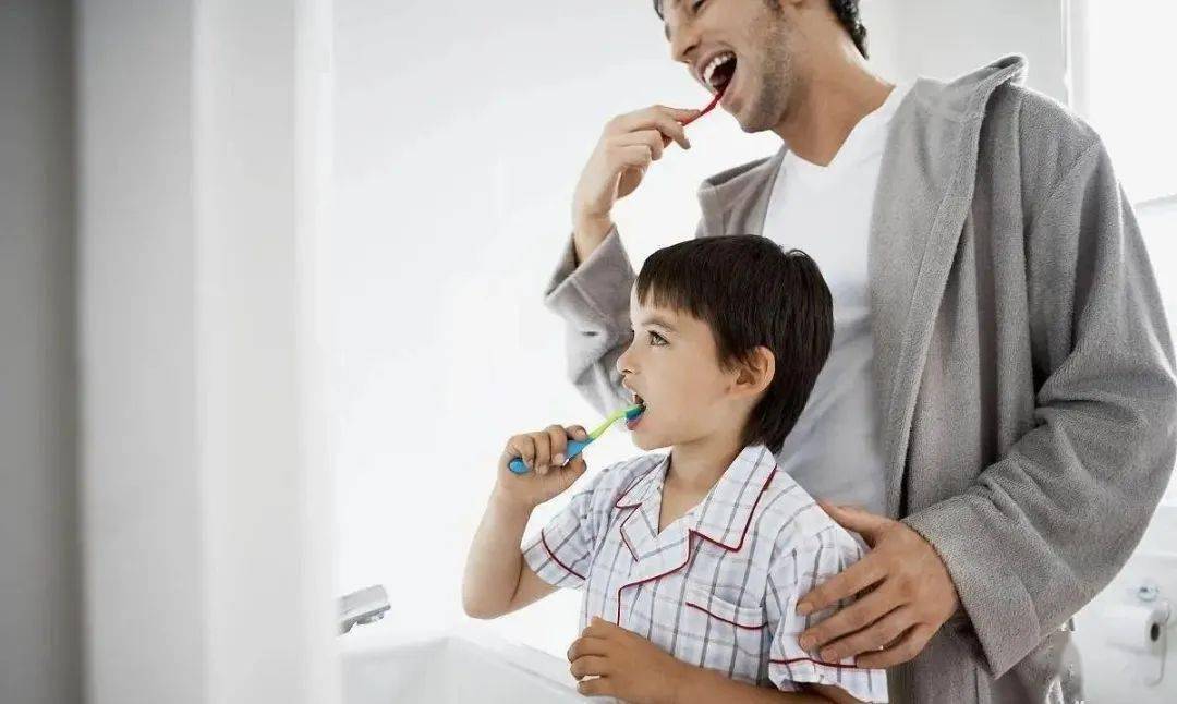 手把手教你刷牙方法,3个刷牙小诀窍远离刷牙困难户