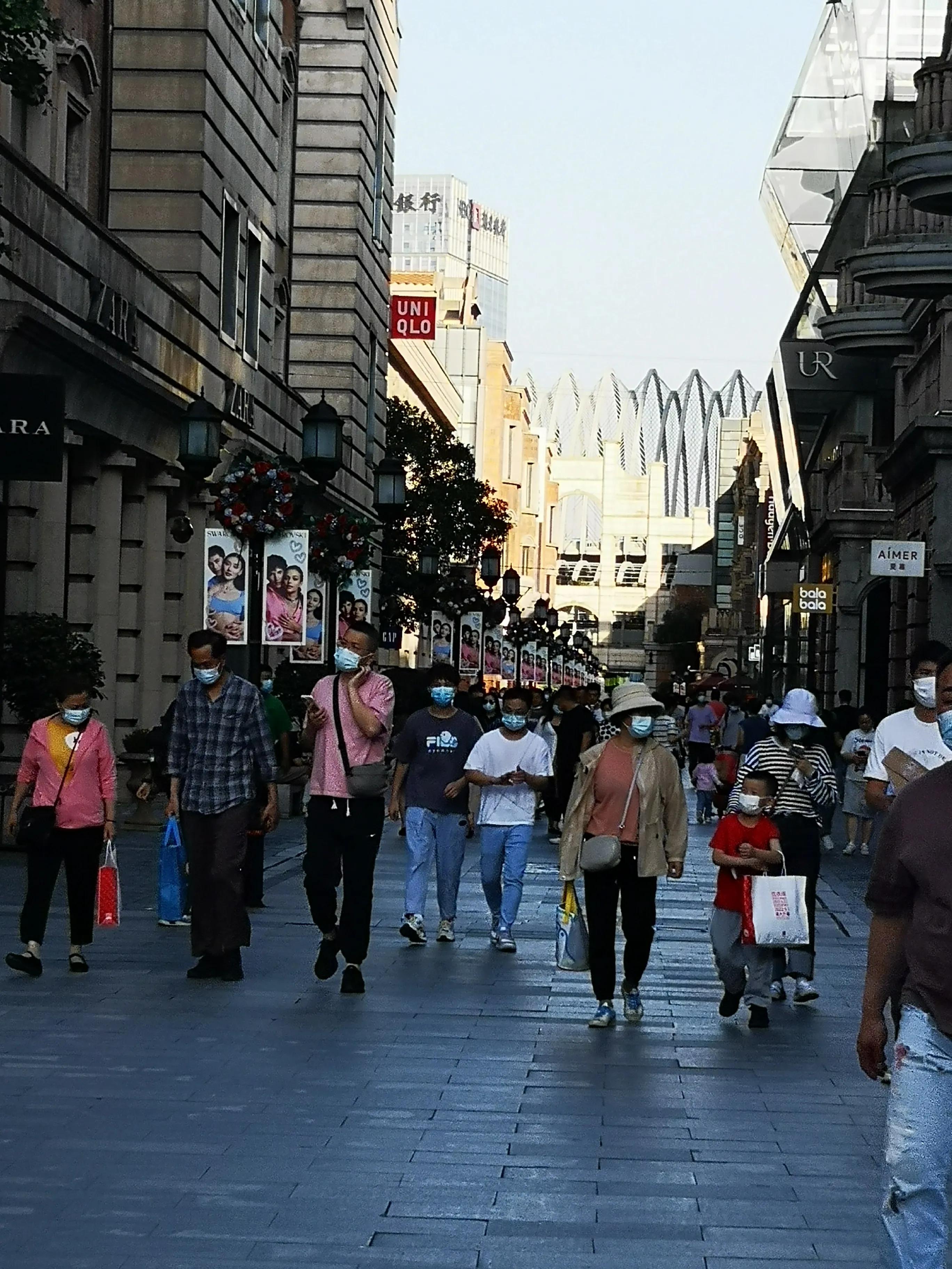 武汉恢复日常活力街头生活,武汉人回归正常生活更有信心