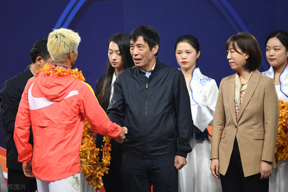 打起来了!李铁国足任期又一丑闻曝光,球员教练互殴,身份不难猜