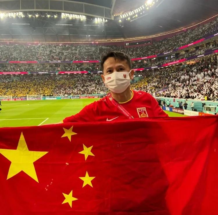 “退钱哥”庆祝国足取胜,退钱哥举中国国旗