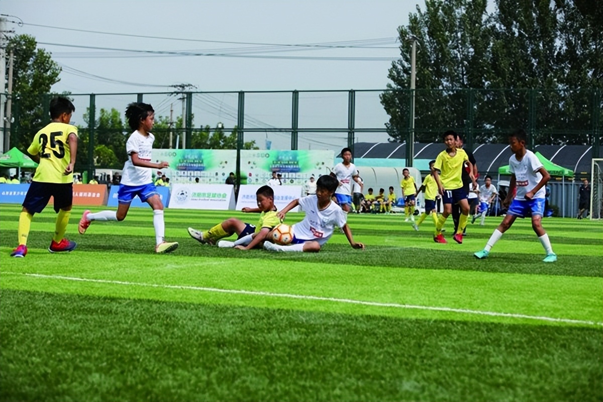 济南这个足球场火了，年接千余场比赛收入50多万元，有人一约就是一年