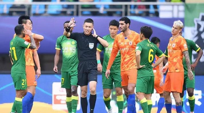 好诡异！足坛阴暗执法总是针对几支球队？黄健翔提出裁判阳光法案