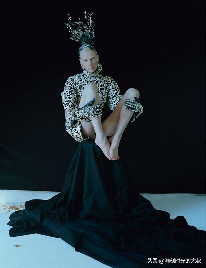 作品充满隐喻与象征主义，讽刺和暧昧：备受赞誉的当代时尚摄影师