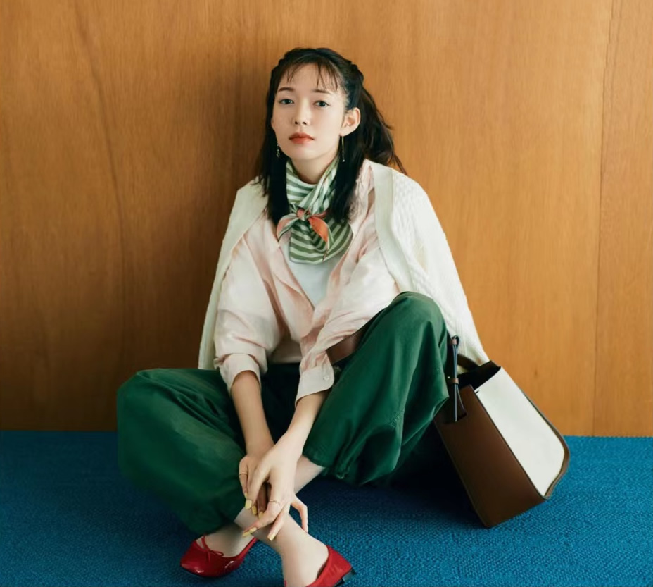 春天系“丝巾”，凭什么好看？这2个精髓，优雅女人如获至宝