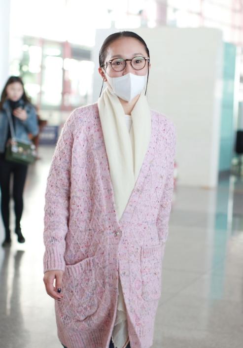 周迅亮相秀场穿搭随性,周迅机场穿衣搭配西装外套