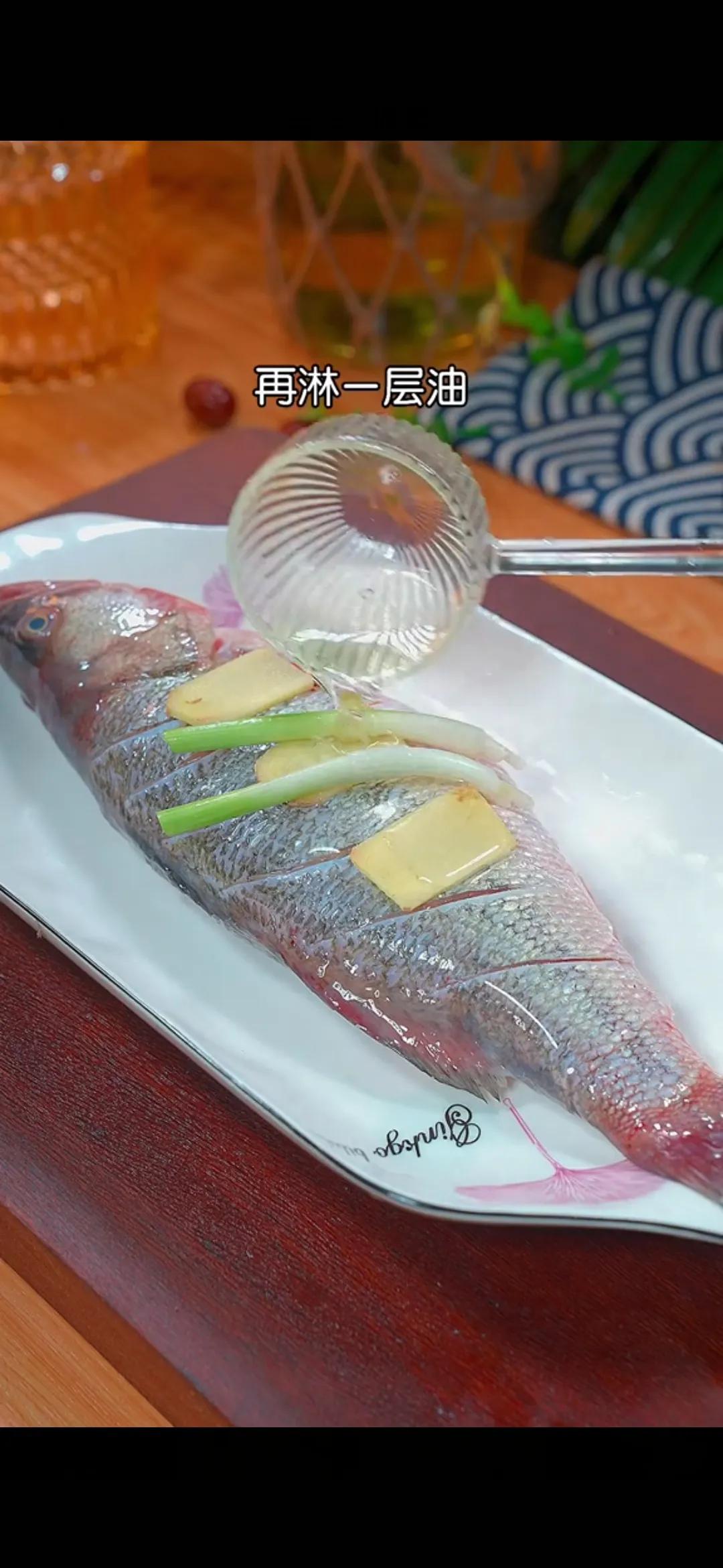 清蒸鱼用蒸鱼豉油怎么调料汁,清蒸鱼做法大全蒸鱼出的水能要吗