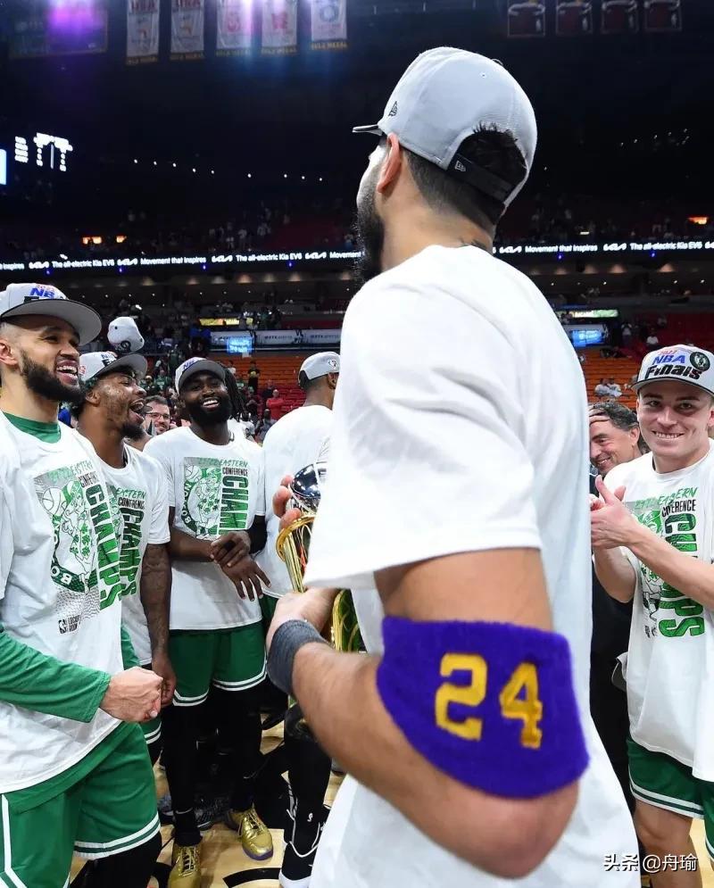 NBA晚报：詹姆斯与车王合照，獭兔给科比发短信，热巴怒撕球衣