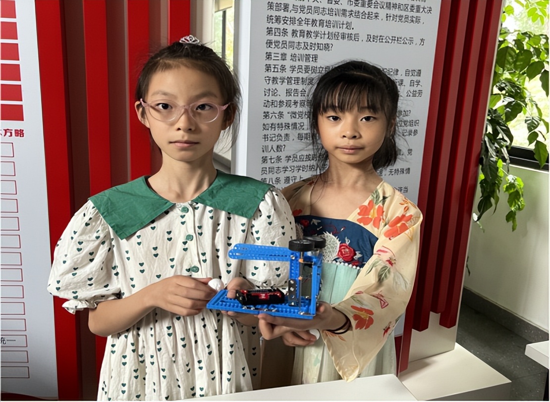 一里塘社区开展Steam教育公益课种下科学“惊奇”种子