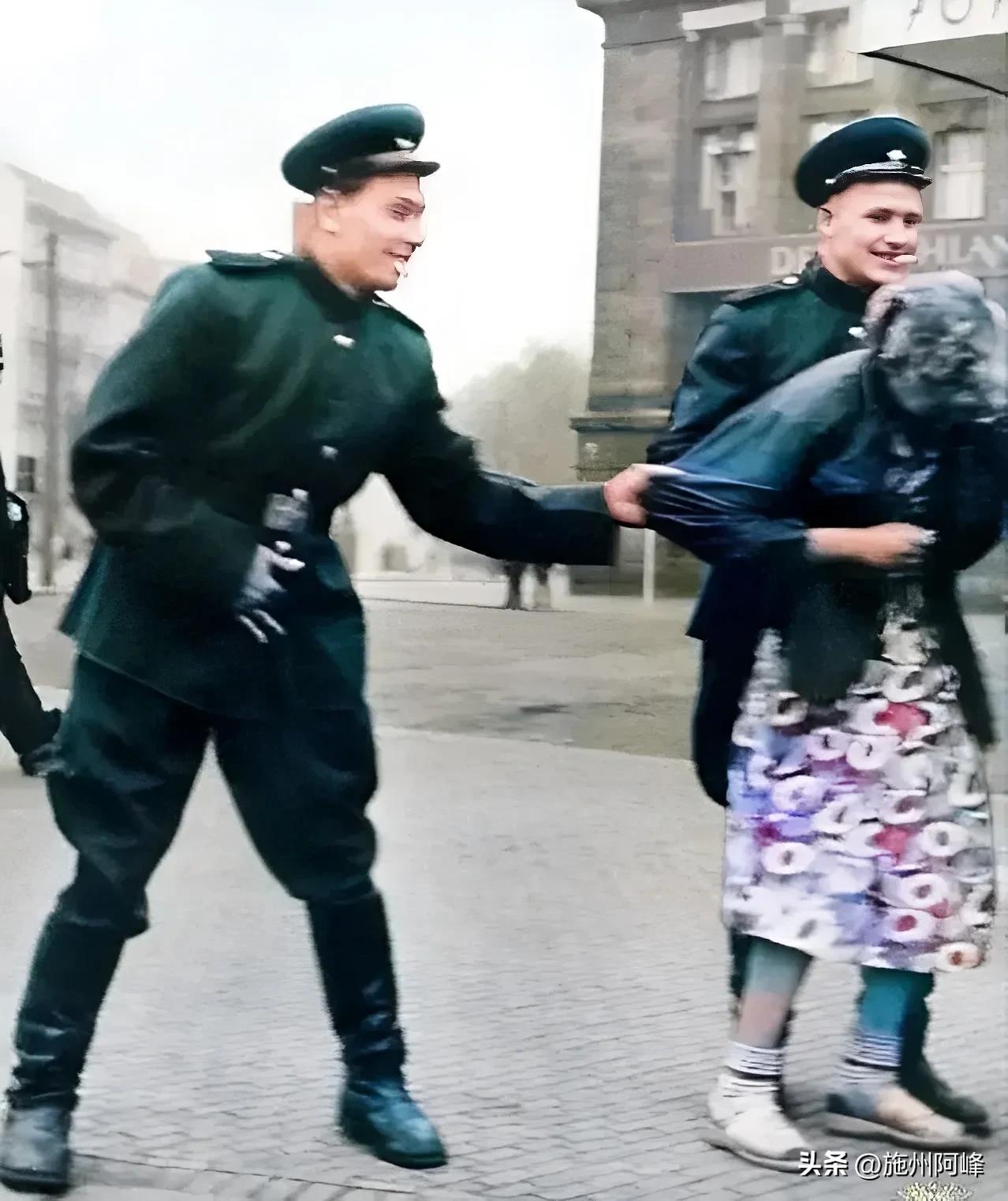 1945年柏林会战德国女兵,二战后柏林街头苏联女兵