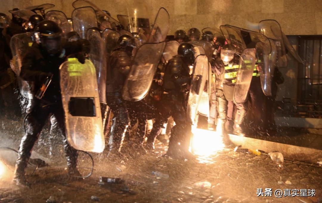 俄国后院小国大乱！格鲁吉亚国会惨遭暴民*攻围**，网民：美国又颠覆