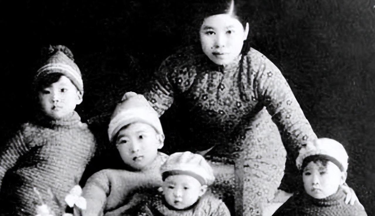 1949年，杨虎城死后3个月发现遗体，长子杨拯民扶柩，安葬在西安