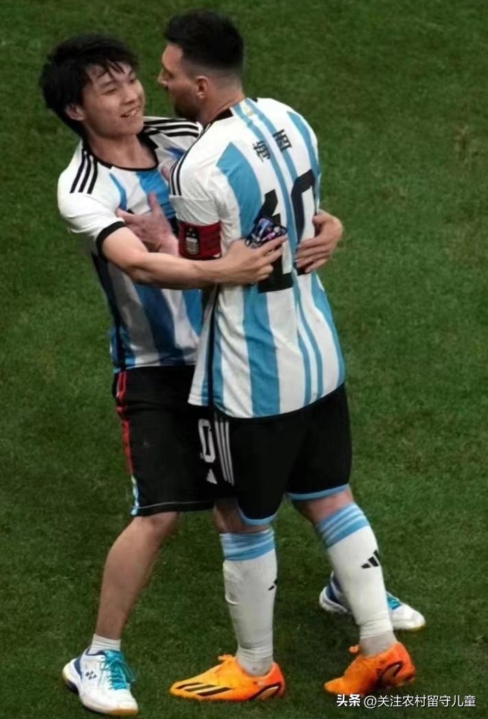 拥抱梅西小伙子笑着被抬走,球迷冲进球场拥抱梅西在哪里比赛