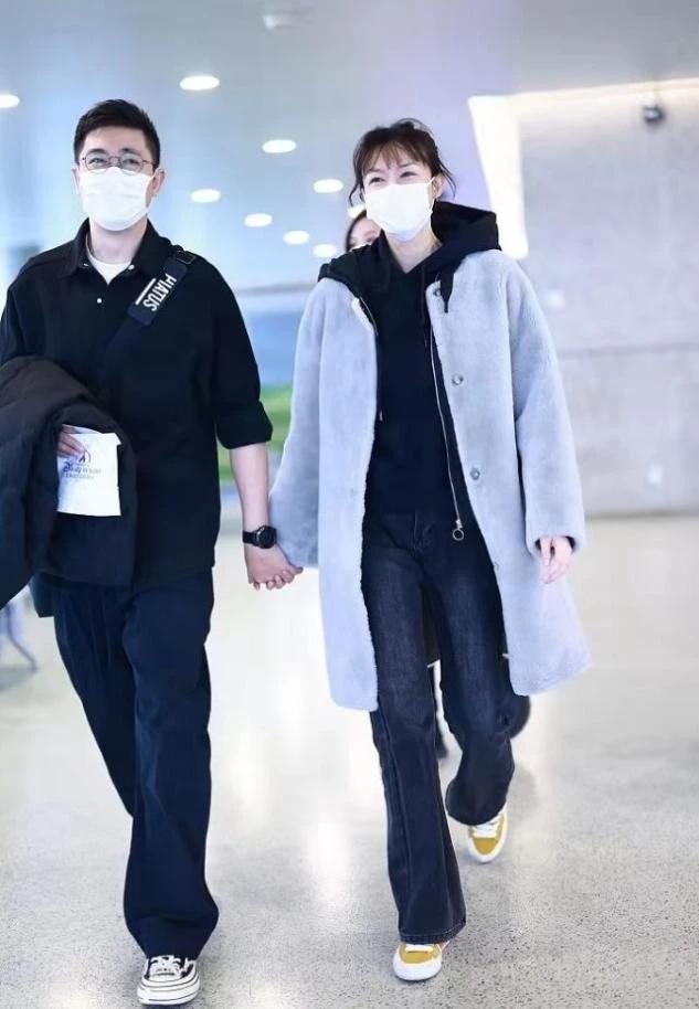 李艾穿蓝色衣服,李艾和老公甜蜜现身机场