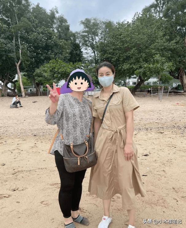 郭晶晶现身机场被粉丝追合影,郭晶晶穿高跟鞋带娃