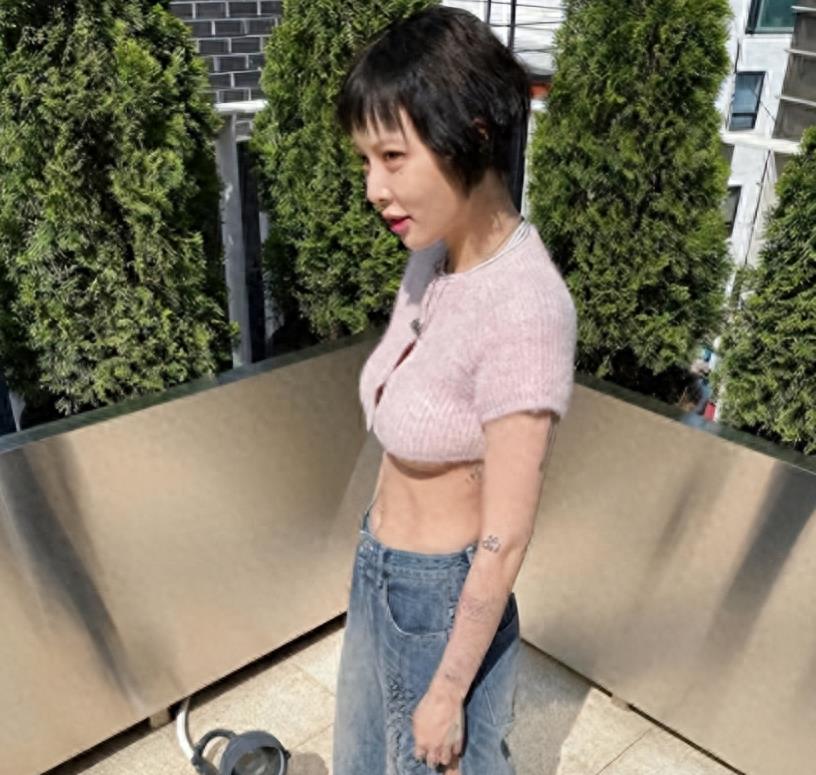 显摆、不穿、还露背,这些女明星服饰真的很宽松吗?