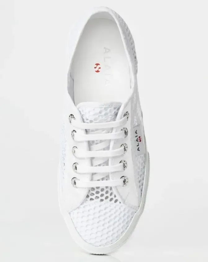 百丽推出“嘭然行动”快闪店；安踏丁氏家族套现逾百亿|鞋业要闻