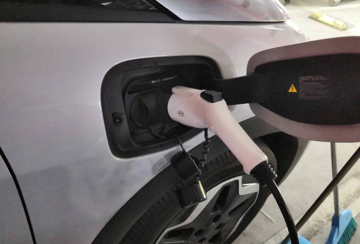 五一油车又扳回一局,新能源车崩盘车主哭诉买燃油车