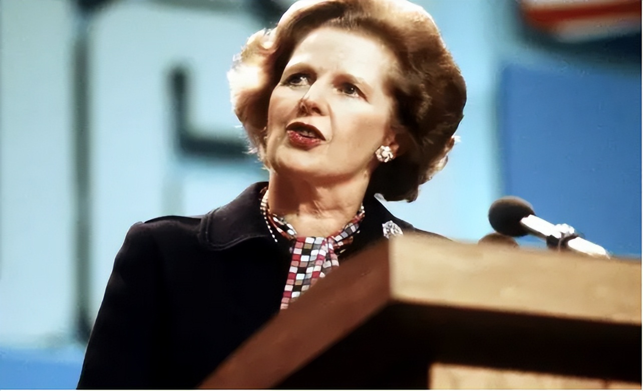 1982年，*小平邓**在谈判桌上对撒切尔霸气表态，撒切尔：残酷