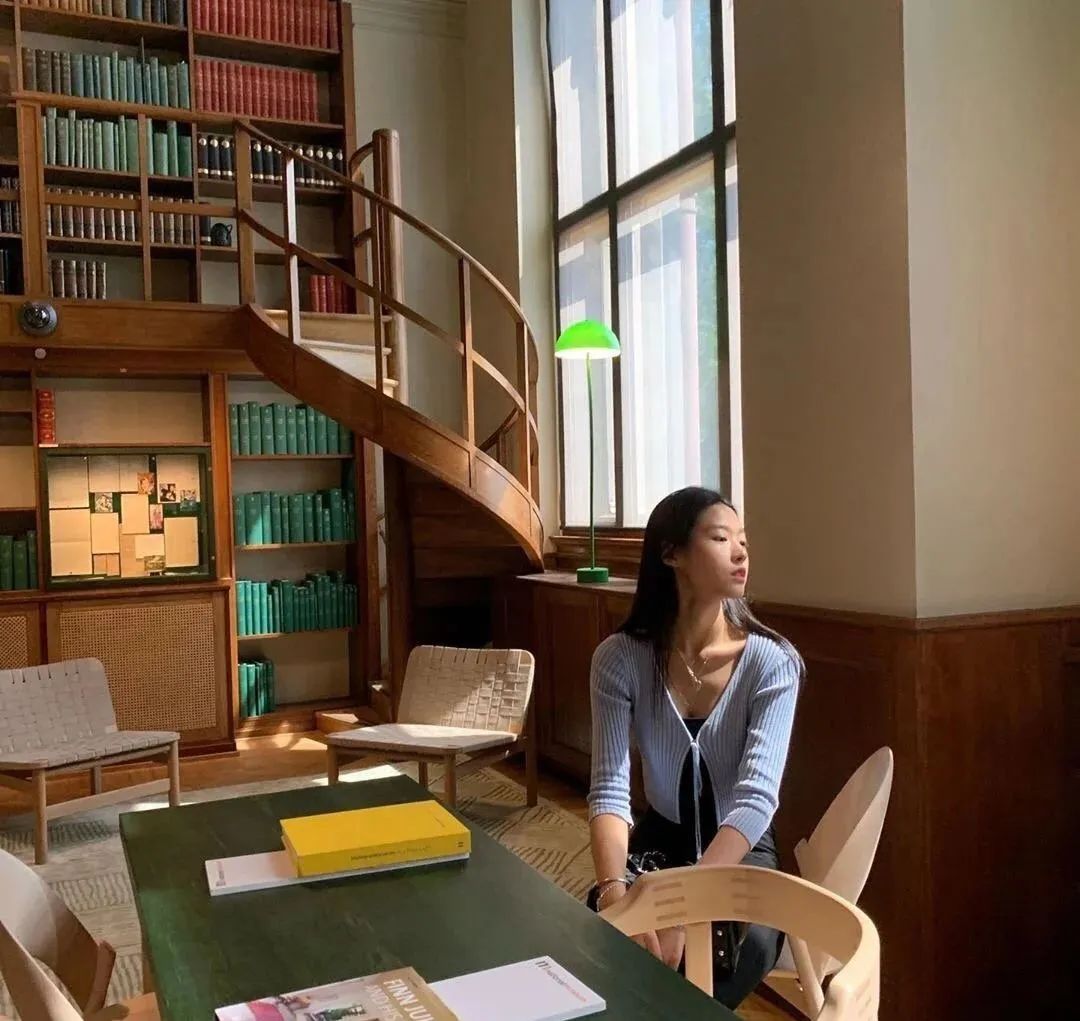 被网友称为“韩国最强肉体”身材演技在线的金雪炫还热衷慈善事业