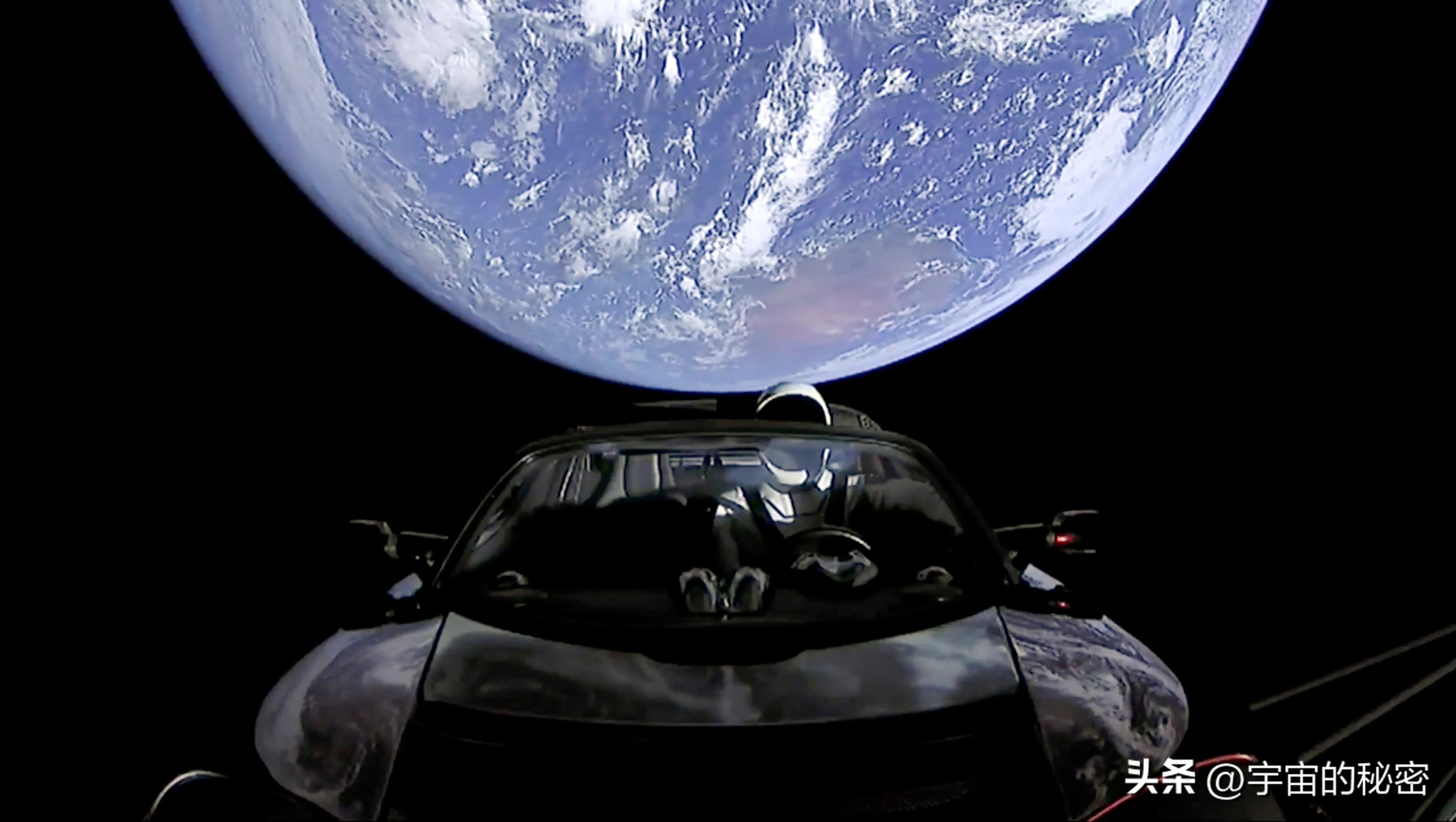 太空中真有一辆汽车？是的！它位于火星和地球之间，围绕太阳公转