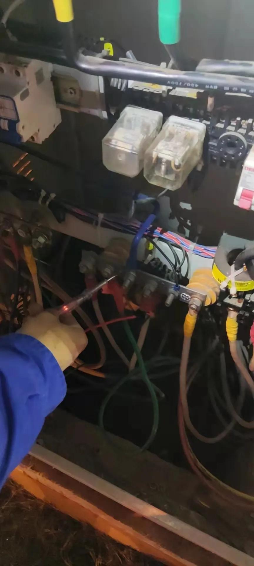 全台区客户夜间灯关了还微亮，怀疑零火线接反，使出绝招找到问题