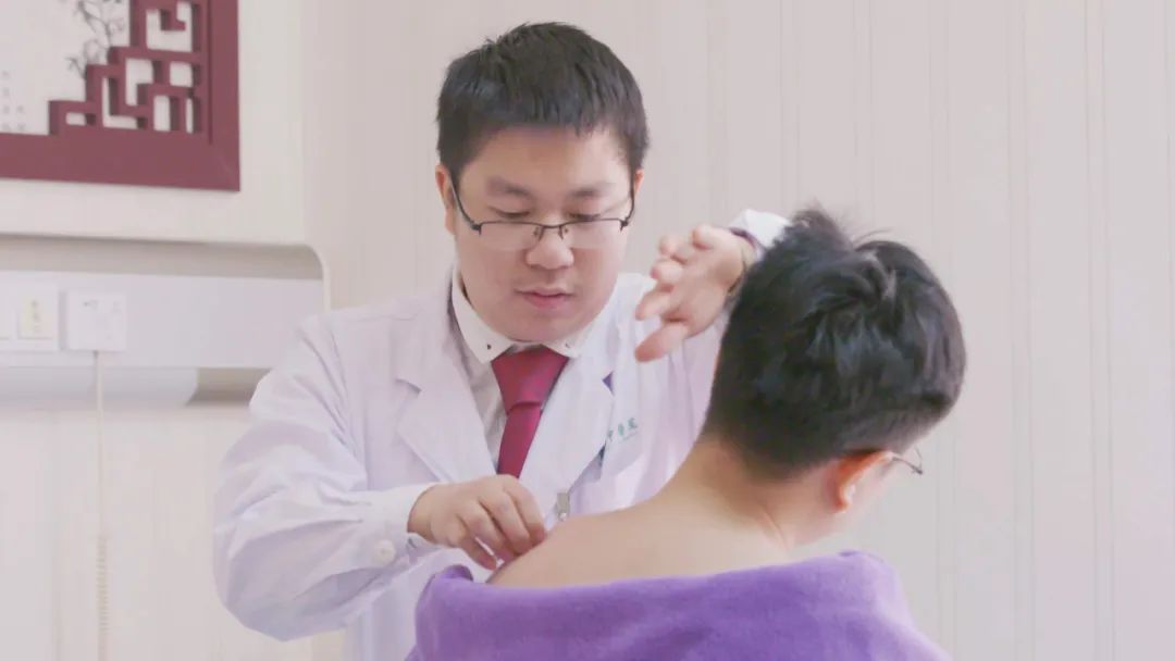 久咳喉咙哑用什么药,喉咙痛咳得厉害吃什么药效果快