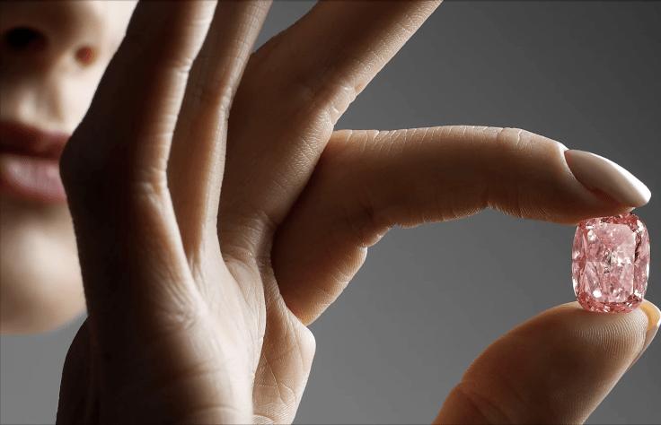 完美无瑕的11.15克拉粉钻4.1亿元高价成交纯洁璀璨的品质极为罕见