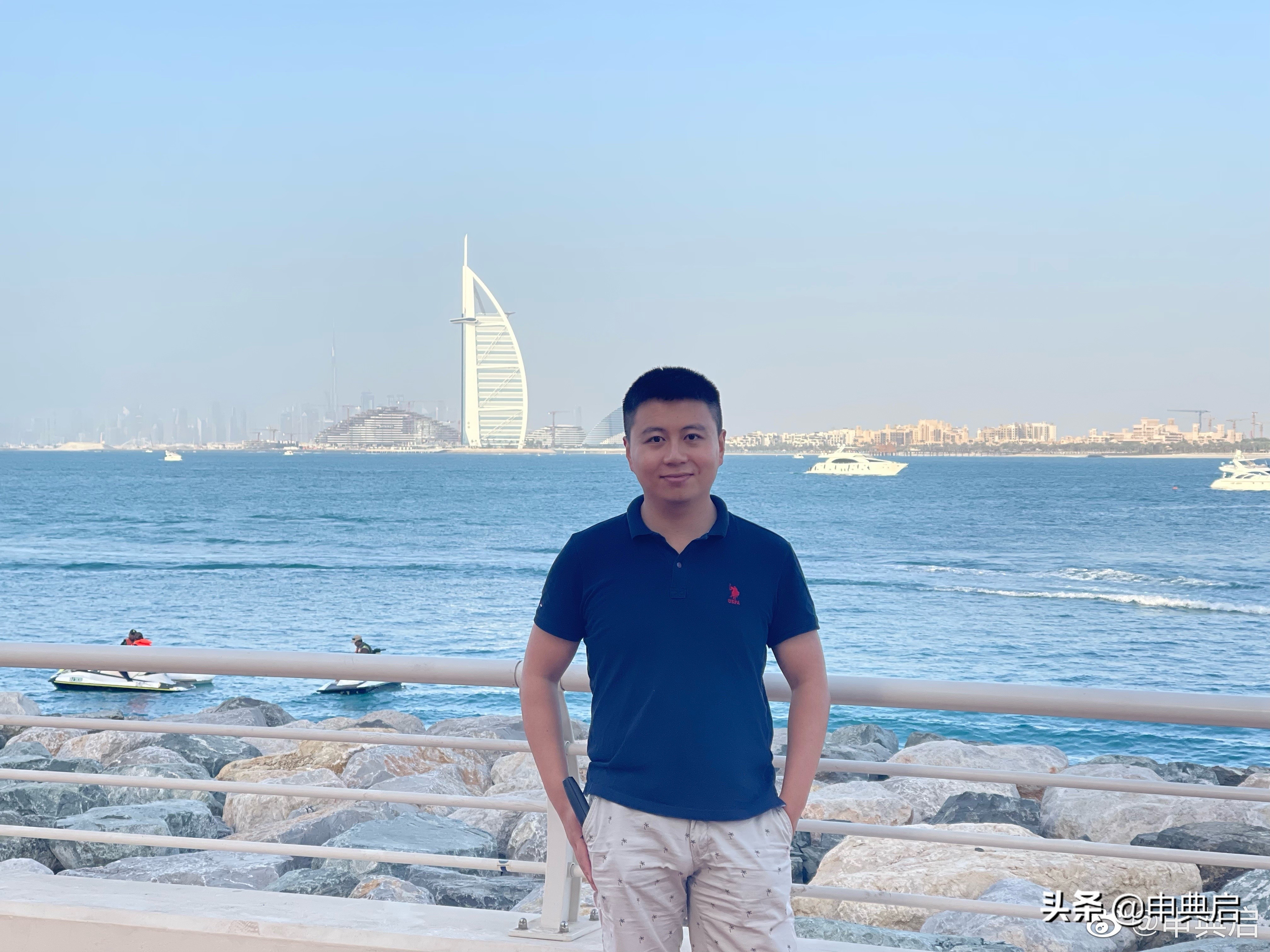 在沙特的精英白人汤姆斯，讲究到回家换三套衣服，入乡随俗也封斋