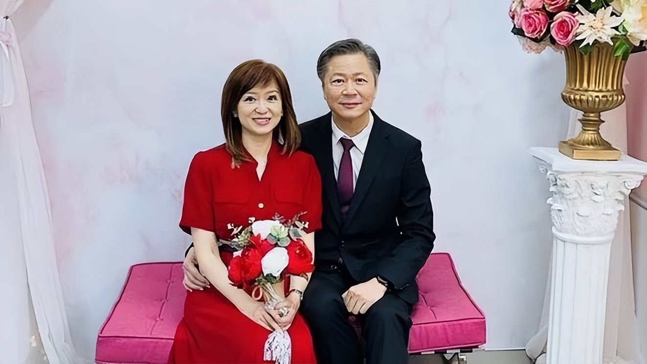 新闻美女主播官宣二婚！一身红裙嫁64岁教授，甜撒狗粮难掩幸福