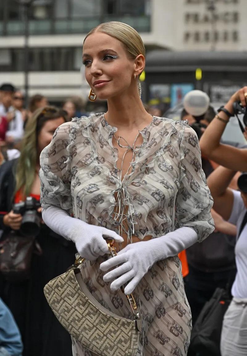 宋慧乔巴黎时装周穿搭同款,宋慧乔一袭白色西服裙显女性魅力