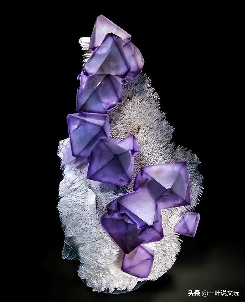 河边捡到黄色石头是什么石,山上捡到的乳白石是什么石