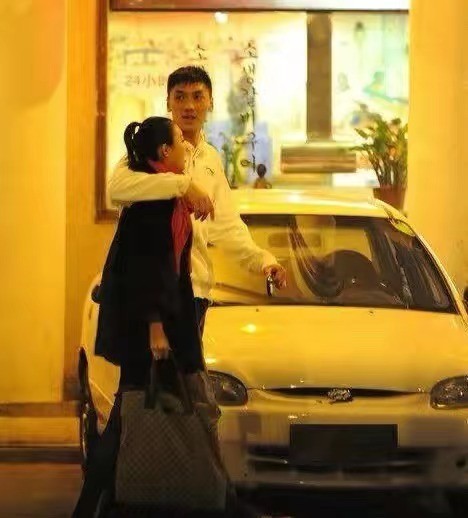 缈熷噷鍓嶇敺鍙嬪垽鍑犲勾,缈熷噷鍒嗘墜琚墠鐢峰弸鎭舵剰鎶ュ