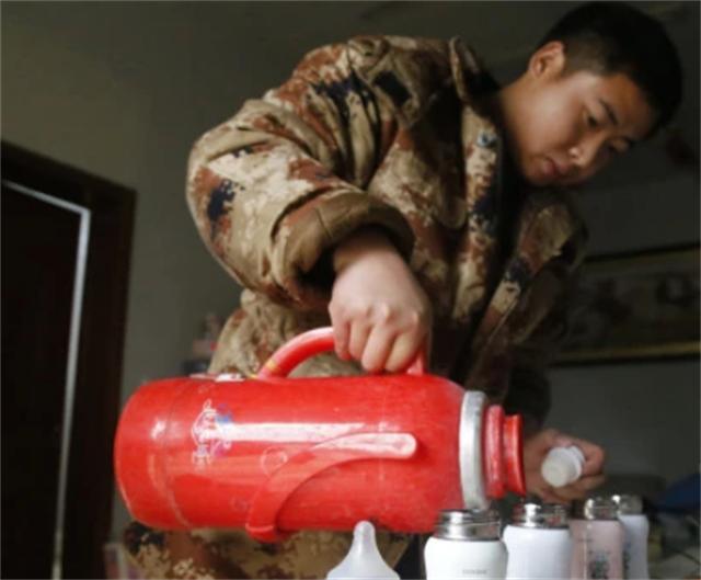 她拒绝减胎，冒着风险产下4胞胎，今全家帮忙带娃的场景让人羡慕