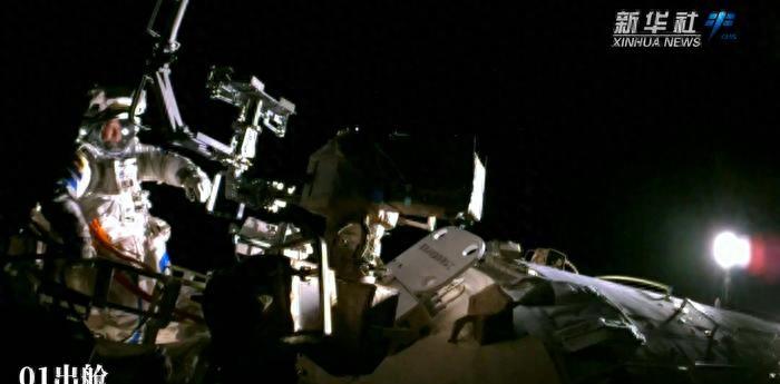 看起来是黑色阳光下是黄色,看起来是黑色但是阳光下是红色