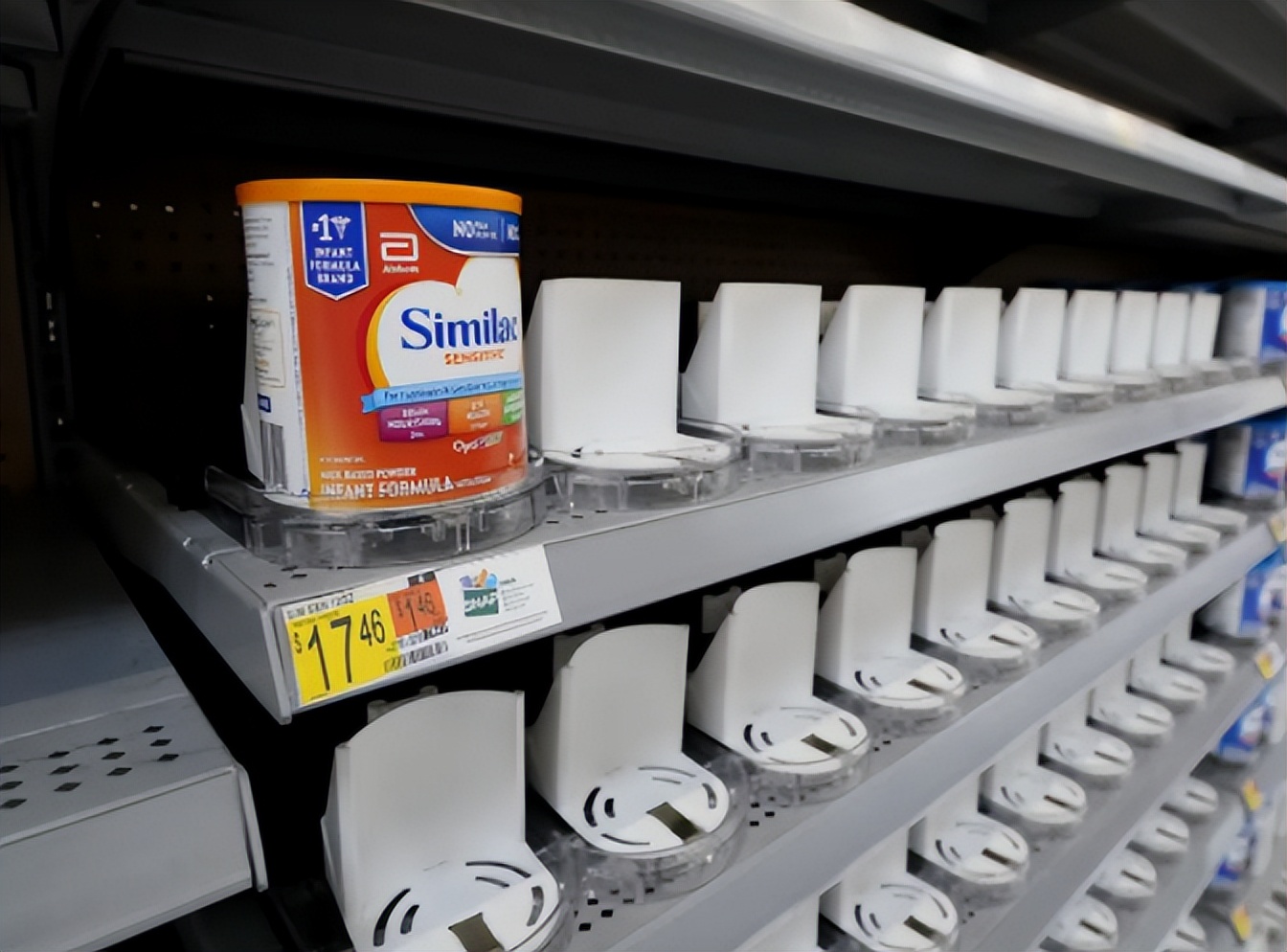 一罐奶粉难倒美国？纽约进入紧急状态，政府出动军机采购进口奶粉