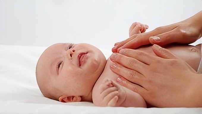 新生儿吃母乳时吐奶什么原因,新生儿吃母乳吐奶正常吗