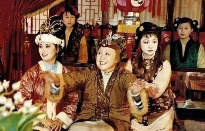 在欧洲，被视为王室象征的皮草，其实在红楼梦中，还很常见