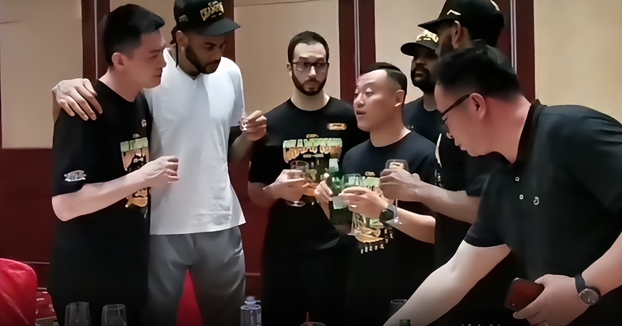 杨鸣现场照片,辽宁队双喜临门杨鸣