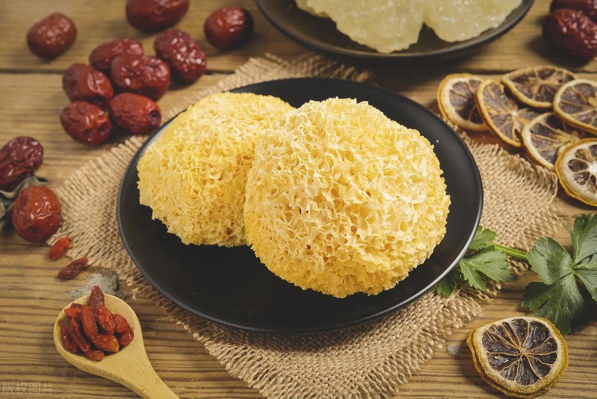 润肺养肺银耳跟什么搭配比较好,银耳养肺怎么做