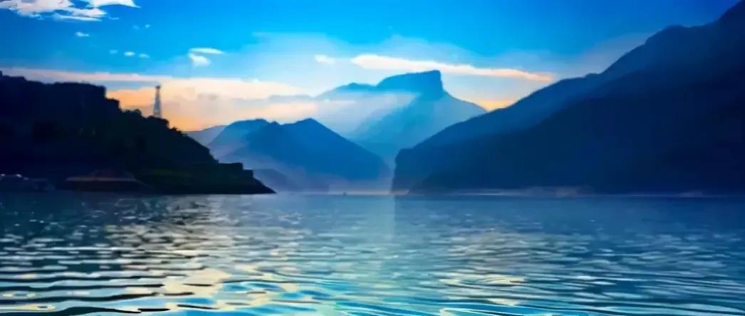 朝辞白帝彩云间中的白帝城指,早发白帝城和朝辞白帝彩云间