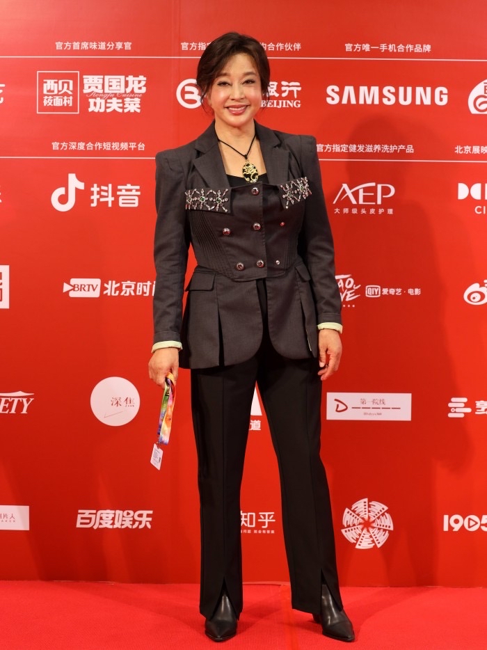 35届金鸡百花电影节刘晓庆奚美娟,第35届金鸡奖刘晓庆奚美娟红毯