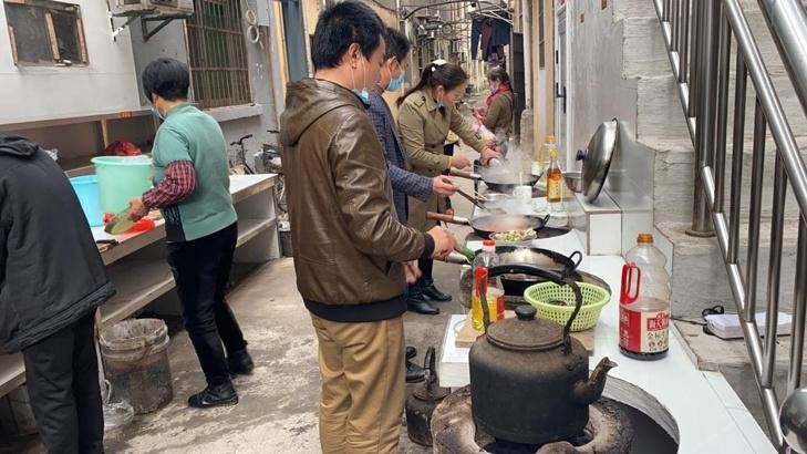 他们是癌症病人家属，每天去“1元厨房”做饭，称：那里从不打烊