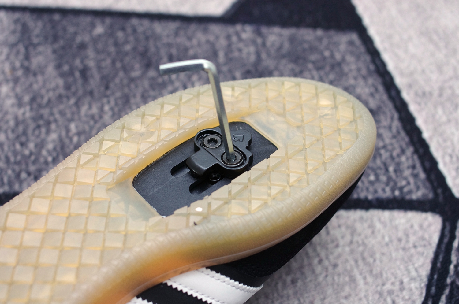 阿迪达斯擦鞋神器,阿迪单车鞋